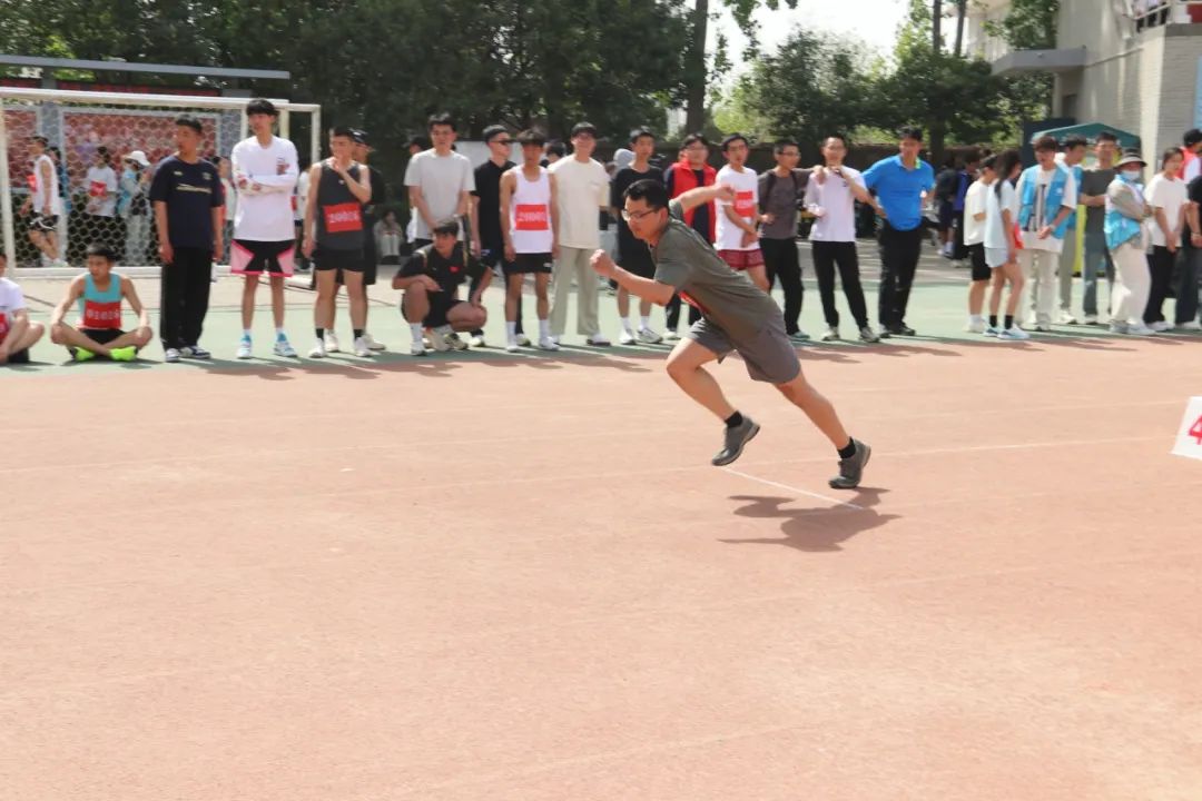 爱游戏平台-赛场气氛火爆紧绷，球员斗志昂扬