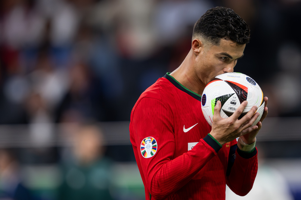 爱游戏官网-巴黎守门员扑出关键点球，保住胜利果实