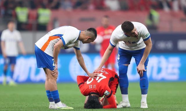 爱游戏app-球员们的拼搏精神感染着观众