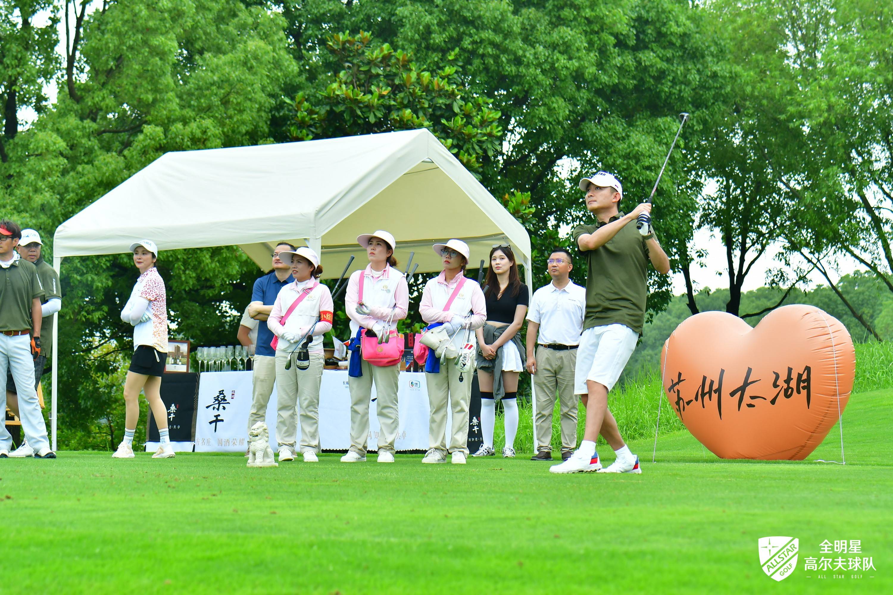 球员们在场上展现出顶尖技艺 球员们在场上展现出顶尖技艺