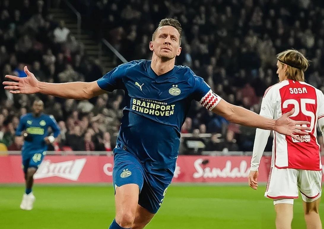 阿贾克斯继续保持不败,豪取七连胜 阿贾克斯继续保持不败,豪取七连胜