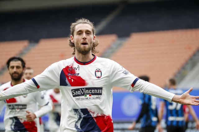 爱游戏入口-克罗托内客场击败对手，豪取三分