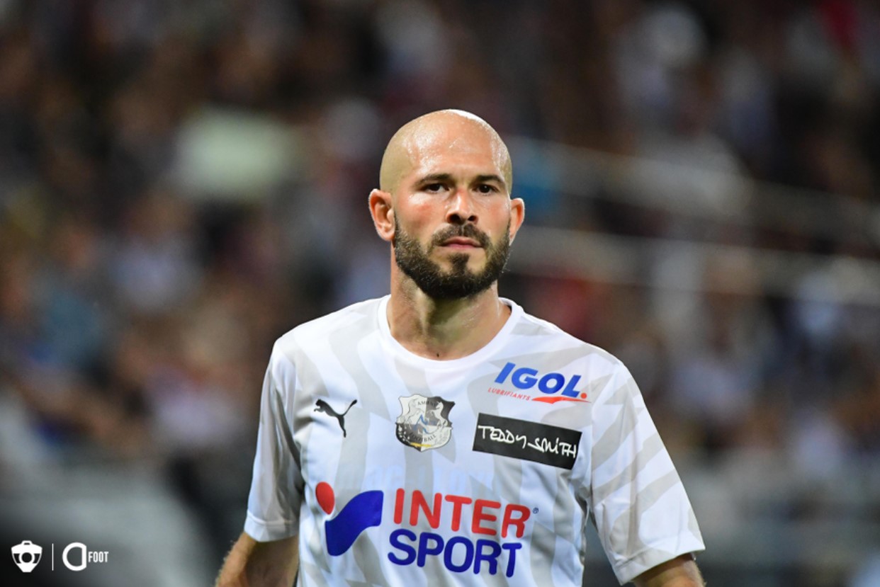 爱游戏电竞-包含里昂岁老将正式宣布退役，足球史尘封传奇生涯的词条