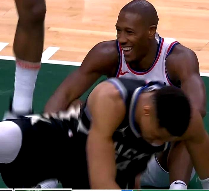 爱游戏app下载-雄鹿一丝不苟，米德尔顿再次砍下+得分