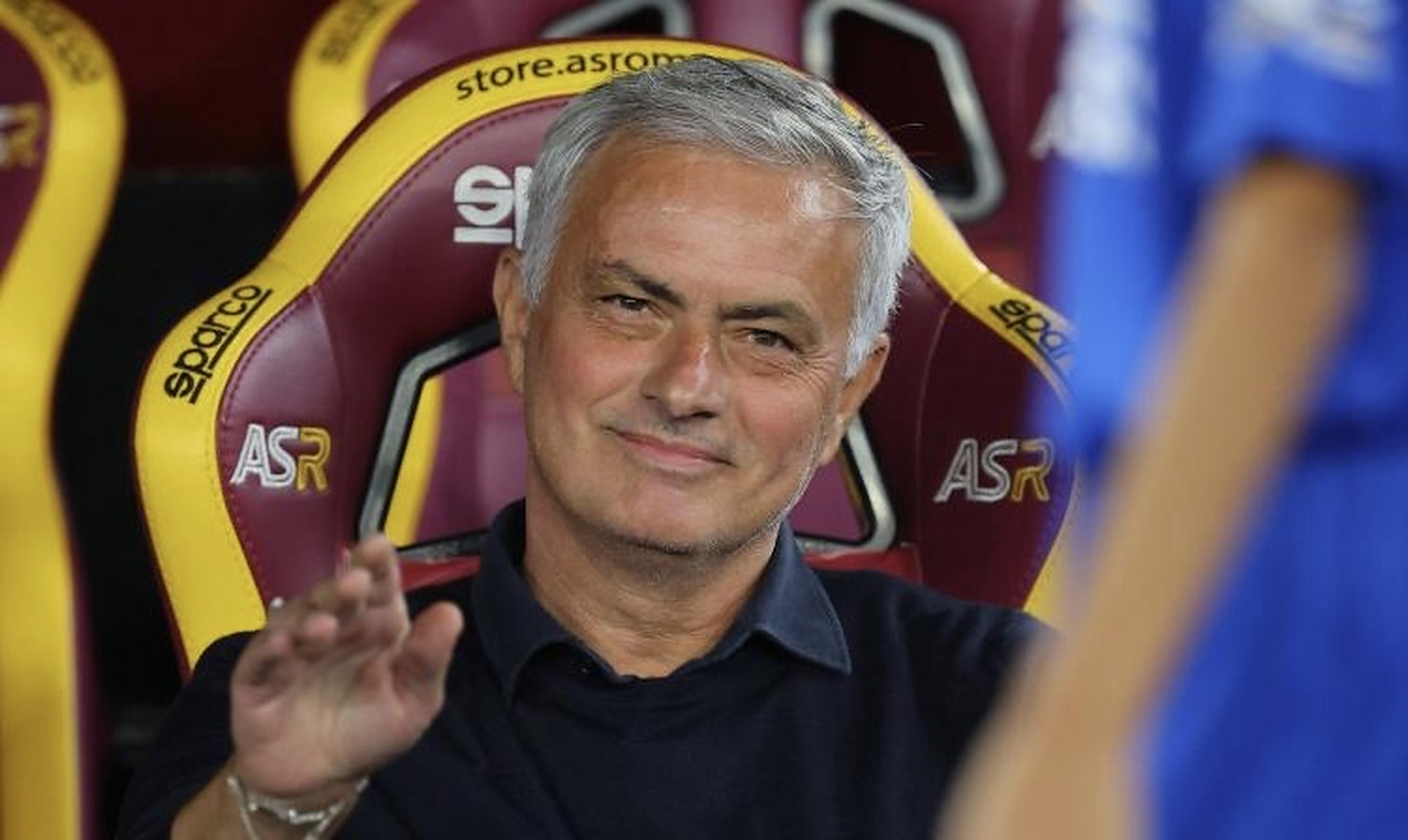 爱游戏官网-卢卡库状态低迷，穆里尼奥考虑出售其离队